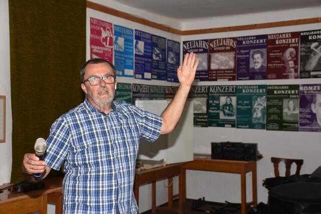 Die Münzbacher Bürger Bewegung lud in das Klostergemäuer und bad zum Gedankenaustausch: Thema Zukunft des ehemaligen Dominikanerklosters.   | Foto: Robert Zinterhof