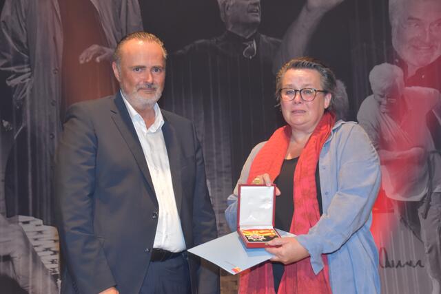 Landeshauptmann Hans Peter Doskozil überreichte der Tochter von Frank Hoffmann, Daniela Hoffmann, das Komturkreuz des Landes Burgenland.  | Foto: Martin Wurglits