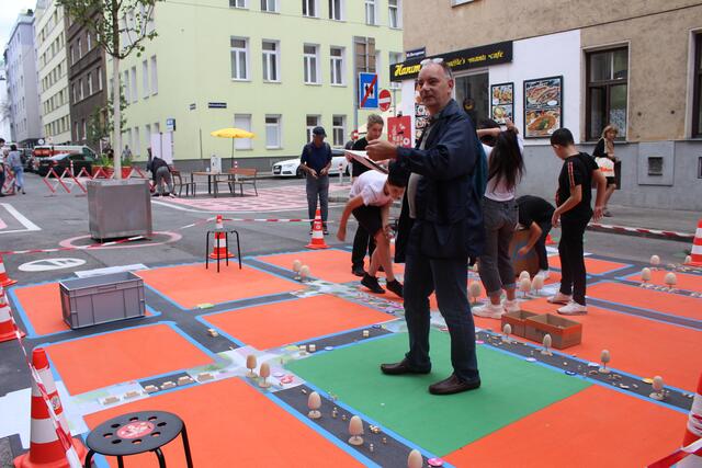 Beim Grätzelfest im Supergrätzl konnten Bewohner*innen das Gebiet bauen, wie sie es gerne hätten. Im Bild: Bojan Schnabl | Foto: Sabine Ivankovits