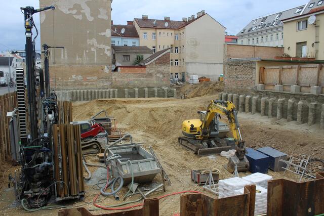 Ecke Dampfgasse/Hasengasse entsteht der "G'mischter Block", ein innovativer Bau mit viel Grün.  | Foto: Sabine Ivankovits