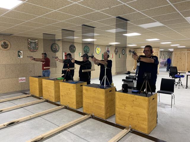 Tirols Großkaliberschützen konzentriert bei der 4. Runde an der Schützengilde in Kundl | Foto: Susanne Paar, TLSB