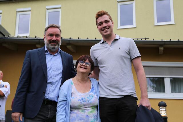 Bgm. Andreas Derntl und sein Vize Philipp Mascherbauer freuten sich mit Bewohnerin Helene. | Foto: Eckhart Herbe