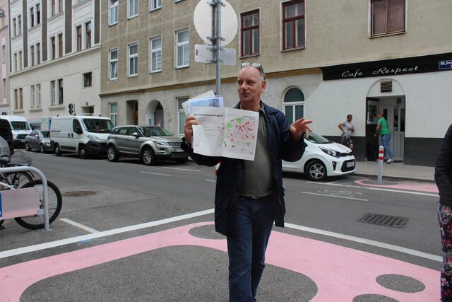 Bojan Schnabl erklärt, was es mit dem Supergrätzl auf sich hat. Die rosa Bodenmarkierungen verhindern das Parken an den Ecken und sind Platzhalter für eventuelle Bäume und Bankerl. | Foto: Sabine Ivankovits