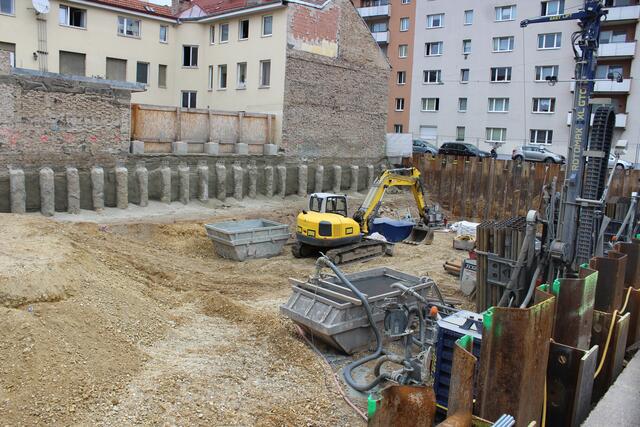 Ecke Dampfgasse/Hasengasse entsteht der "G'mischter Block", ein innovativer Bau mit viel Grün.  | Foto: Sabine Ivankovits