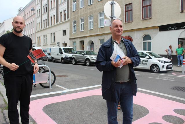 Das Supergrätzel (zwischen Gudrunstraße, Leebgasse, Quellenstraße, Neilreichgasse) wurde verkehrsberuhigt und soll grüner und kühler werden.  Damit wird die Aufenthaltsqualität für Bewohner*innen erhöht. Im Bild: Severin König von der GB* und Bojan Schnabl (r.). | Foto: Sabine Ivankovits