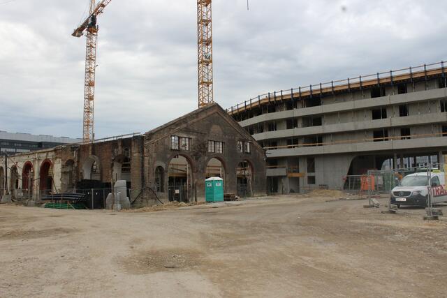 Baustelle am Neuen Landgut.  In der "Gösserhalle" soll Gastronomie und eine Veranstaltungsfläche sowie im oberen Stockwerk Büros entstehen.  | Foto: Sabine Ivankovits