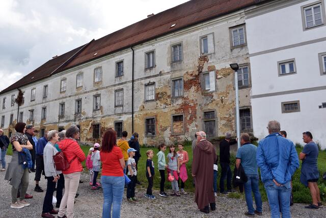 Die Münzbacher Bürger Bewegung lud in das Klostergemäuer und bat zum Gedankenaustausch: Thema Zukunft des ehemaligen Dominikanerklosters.   | Foto: Robert Zinterhof