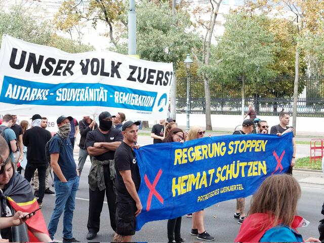 Die Teilnehmerinnen und Teilnehmer hielten Plakate mit rechtsextremen Sprüchen in die Höhe. | Foto: WienTV