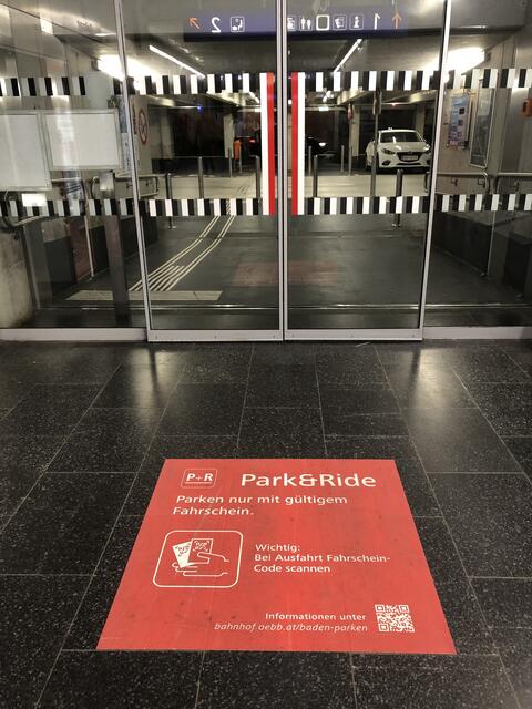 Eine große Infotafel am Boden beim Ausgang zum Parkdeck weist die Pendler darauf hin, dass die kostenlose Ausfahrt nun nur noch mit einem vorgezeigten Bahnticket möglich ist. | Foto: Stockmann