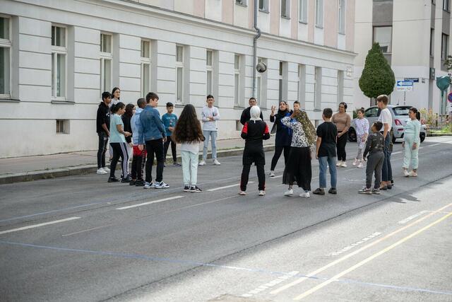 Die Jugendlichen ließen es sich nicht nehmen, auf der Straße zu spielen. | Foto: René Brunhölzl
