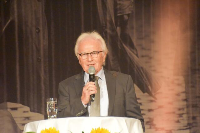 Otto Konrath blickte namens des Kultursommer-Theaterensembles auf die Arbeit mit und unter Frank Hoffmann zurück. | Foto: Martin Wurglits