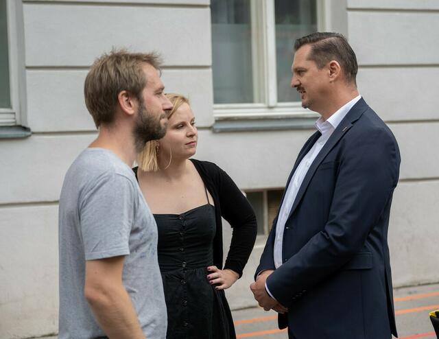 Bezirksvorsteher Marcus Franz (SPÖ) im Gespräch mit einer Anrainerin und einem Anrainer. | Foto: René Brunhölzl