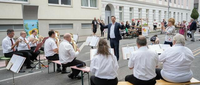 Bezirksvorsteher Marcus Franz (SPÖ) als Dirigent des Orchesters und des Sußergrätzls | Foto: René Brunhölzl