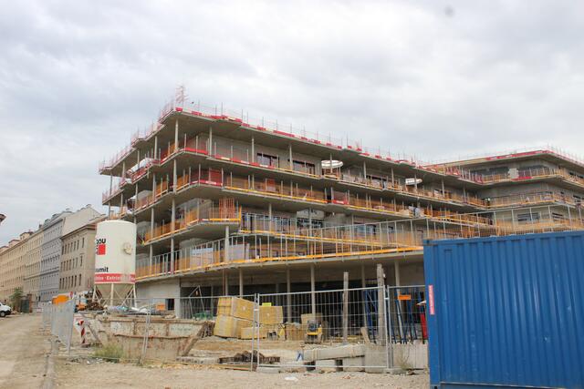 Der neue Bildungscampus am Neuen Landgut soll nächstes Schuljahr fertig sein und eröffnet werden. | Foto: Sabine Ivankovits