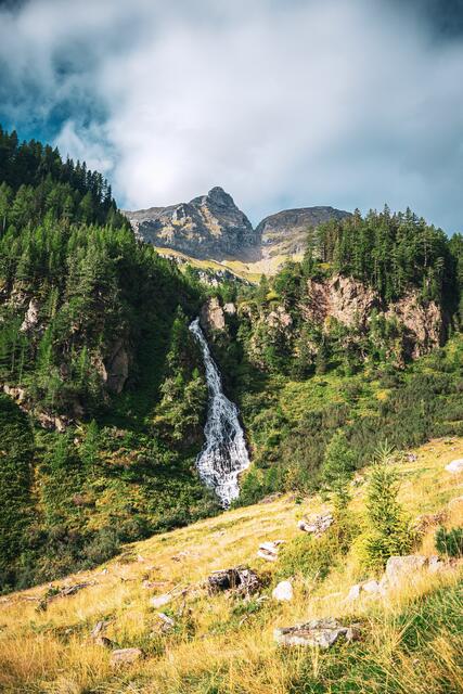 Wasserfall links von einem