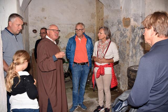 Die Münzbacher Bürger Bewegung lud in das Klostergemäuer und bat zum Gedankenaustausch: Thema Zukunft des ehemaligen Dominikanerklosters.   | Foto: Robert Zinterhof