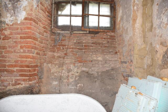 Die Münzbacher Bürger Bewegung lud in das Klostergemäuer und bat zum Gedankenaustausch: Thema Zukunft des ehemaligen Dominikanerklosters.   | Foto: Robert Zinterhof