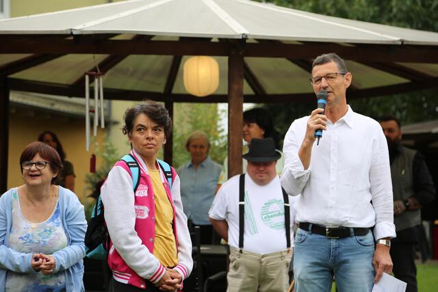 Horst Lebschy, Obmann der Arbeitsgruppe "St. Georgen an der Lebenshilfe" dankte einer langen Liste an Unterstützern, Gönnern und Helfern, die das Gartenprojekt Realität werden ließen. | Foto: Eckhart Herbe