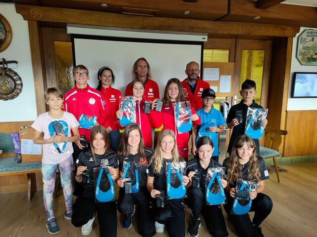 Die Breitenbacher Nachwuchsschützen Lorena Entner, Leonie Ascher und Hannah Leitner konnten beim UMAREX Talentecup an der Gilde in Langkampfen die Goldmedaille in der Mannschaftswertung gewinnen | Foto: TLSB