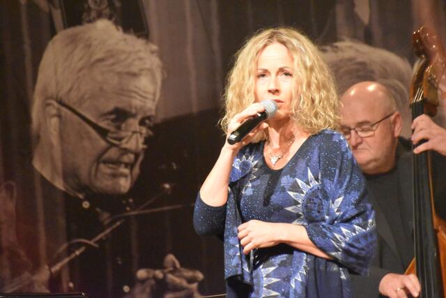 Sängerin Petra Linecker sang Jazz-Songs. | Foto: Martin Wurglits