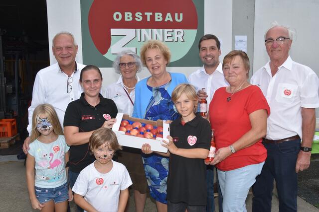 Obstbauproduzent Heinz Zinner (rechts) und seine Familie hatten Landtagspräsidentin Verena Dunst, (Mitte), LAbg. Wolfgang Sodl (links) und Gemeindevorständin Margot Bösenhofer (2. von rechts) zu Gast. | Foto: Martin Wurglits