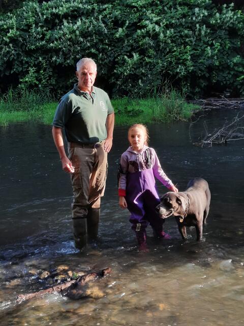 Andreas Schweiger, Obmann des Sportfischereiverbandes Baden, mit Tochter und Hund in der Schwechat | Foto: privat