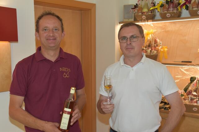 Günter Klug aus Wien (rechts) kostete Edelbrände von Adolf Zotter. | Foto: Martin Wurglits