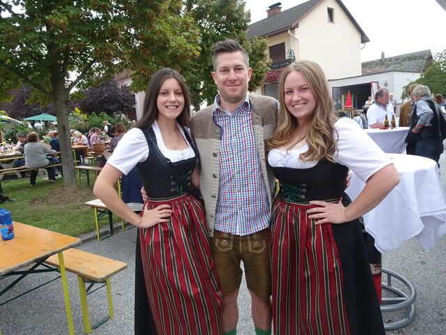 Die Mogersdorfer Marketenderinnen Tina (l) und Carmen Korpitsch stellten sich mit einem passenden Lederhosenmann zum Shooting.