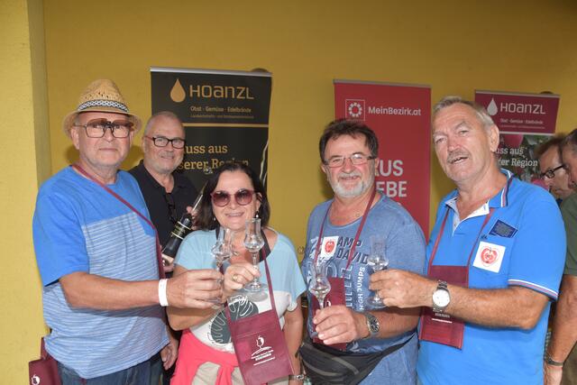 Bei Franz Hoanzl (2. von links) stießen Erwin Hoanzl, Evelyn Hütter, Franz Hütter und Heinz Lackner (von links) an. | Foto: Martin Wurglits