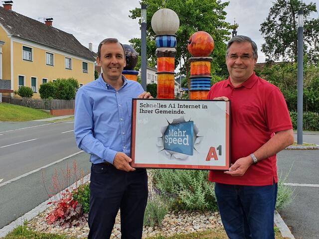 2023 werden die Arbeiten abgeschlossen sein, freuen sich A1-Breitbandbeauftragter Markus Halb (links ) und Bürgermeister Werner Kemetter. | Foto: Gemeinde Kukmirn