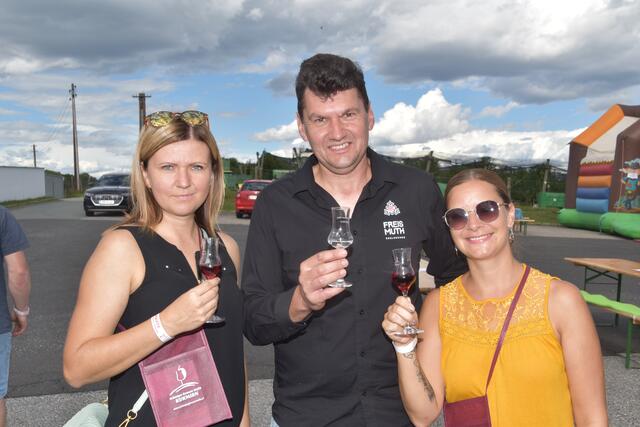 Bei Edelbrenner Norbert Freismuth machten Judith Bösenhofer (links) und Petra Huber Station. | Foto: Martin Wurglits