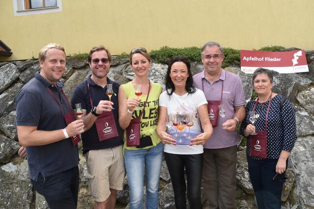 Ulrike Flieder (3. von rechts) bewirtete die Gästedelegation von Bürgermeister Werner Kemetter (2. von rechts). | Foto: Martin Wurglits