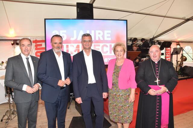 Gratulierten Geschäftsführer Stefan Tasch (Mitte): Wirtschaftslandesrat Leonhard Schneemann, Landeshauptmann Hans Peter Doskozil, Landtagspräsidentin Verena Dunst, Stadtpfarrer Franz Brei (von links). | Foto: Martin Wurglits