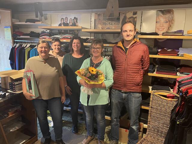 Die SPÖ Gosau überreicht Monika Zwilling Blumen als Dankeschön. | Foto: SPÖ Gosau