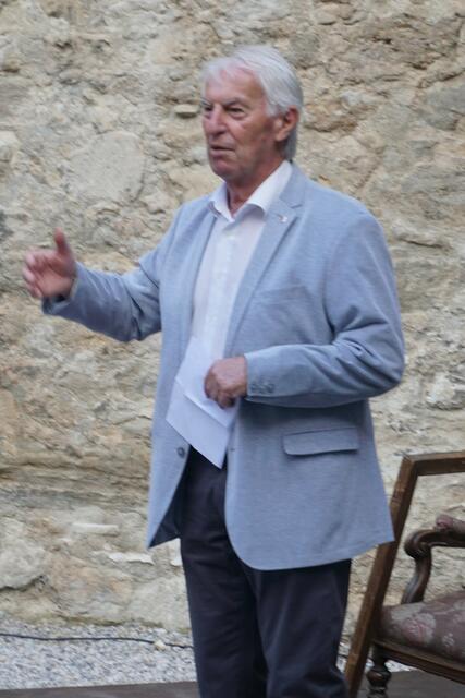 Hans Skarits begrüßt die Gäste