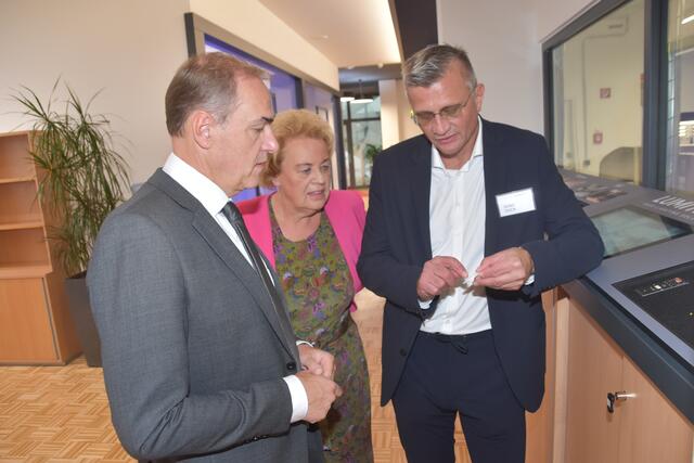 Geschäftsführer Stefan Tasch (rechts) erläuterte Wirtschaftslandesrat Leonhard Schneemann und Landtagspräsidentin die Lumitech-Technologie. | Foto: Martin Wurglits