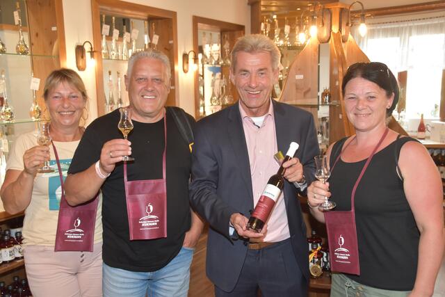 Hotelier und Brennereibesitzer Josef Puchas (2. von rechts) freute sich über den Besuch von Elisabeth Eger-Timmler sowie Alexander und Bettina Gangl aus Podersdorf. | Foto: Martin Wurglits