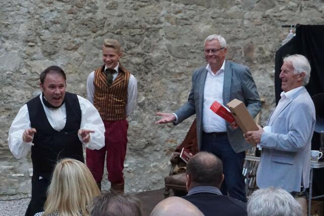 Bgm. Thomas Steiner und Hans Skarits danken den Schauspielern
