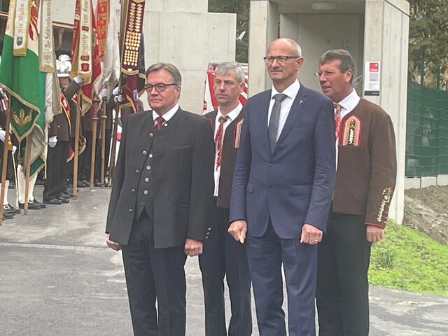 LH Günther Platter, Bgm. Hansjörg Falkner, LR Toni Mattle und Bgm. Jakob Wolf freuten sich über eine stilechte Einweihung. | Foto: Perktold