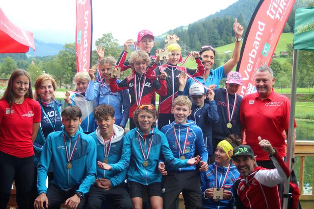 Die frischgebackenen Tiroler Meister im Nachwuchs CrossDuathlon mit Nachwuchshoffnung und EC-Siegerin Tabea Huys, Obfrau Gabi Hausberger, Zugkoordinatorin Renate Freisinger , Sportkoordinator und LZ-Leiter David Jenewein und Präsident Julius Skamen | Foto: TRVT/ Anna Aigner