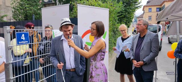 Lebenshilfe Geschäftsführerin Gerlinde Kohlroser und ihr Co-Moderator Michael Baldinger bei der Eröffnungsrede zum 40-Jahr Jubiläum in der Schiffgasse 4, rechts Karin Prethaler und Bürgermeister Peter Koch | Foto: Marlies Eichelberger