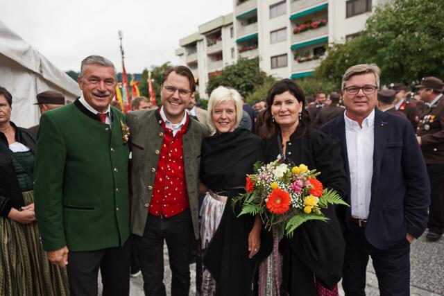 AltBgm. Peter Stauber, Andreas und Ina Hobel, Bgm. Maria Knauder, VzBgm. Andreas Fleck. | Foto: erwin-s