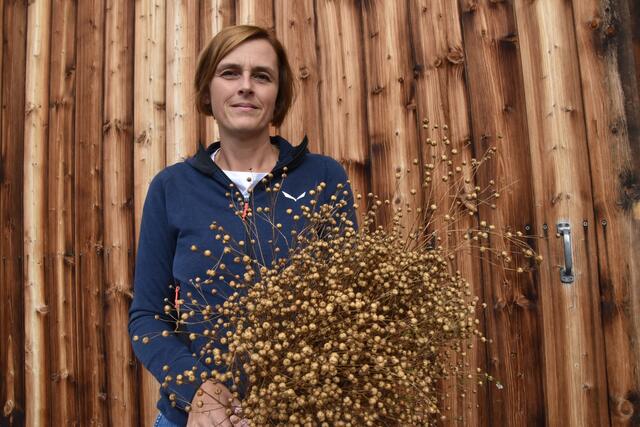 Sandra mit einem Strauch der Leinsamenpflanze. | Foto: Kendlbacher