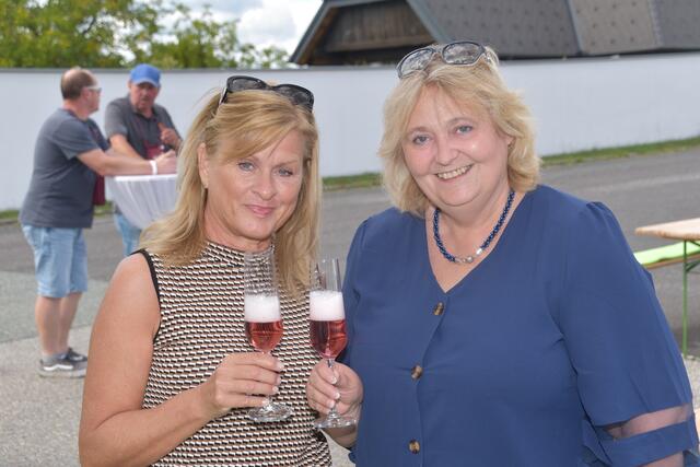 Gut gehen ließen es sich Evelyn Hochwarter (links) und Helga Galosch. | Foto: Martin Wurglits