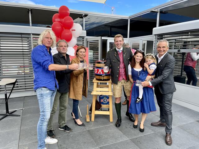 Ein Prosit auf den 111. Gady Markt: Ewald Tatar, Christoph Klingler, Susanne Kraus-Winkler, Philipp, Nadina und Linda Gady sowie Gernot Rath. | Foto: B. Gady