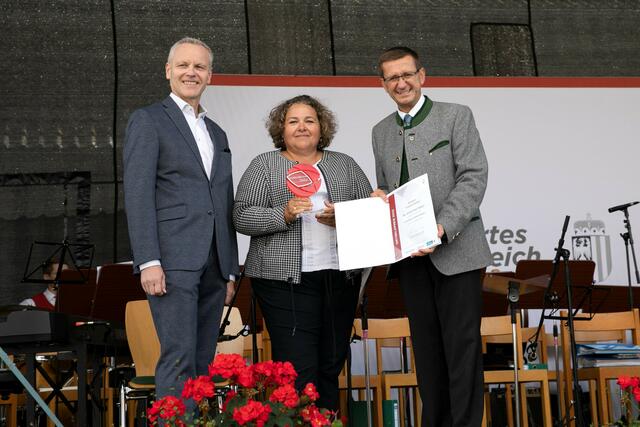 Wirtschafts- und Raumordnungs-Landesrat Markus Achleitner überreichte den OÖ. Ortsbildpreis 2022 an den Viertelsieger Traunviertel – die Gemeinde St. Ulrich bei Steyr. Von links: Generaldirektor Othmar Nagl von der OÖ. Versicherung, Bürgermeisterin Annemarie Wolfsjäger, Wirtschafts- und Raumordnungs-Landesrat Markus Achleitner. | Foto: Land OÖ/Margot Haag