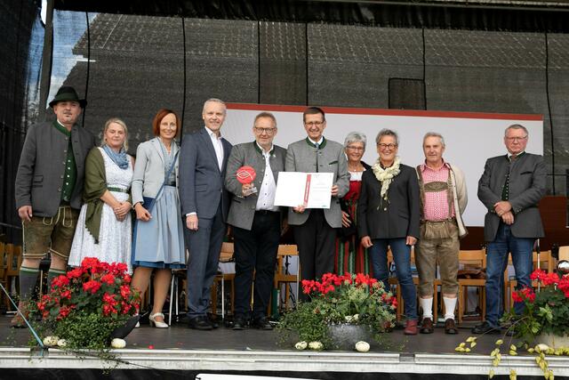 Wirtschafts- und Raumordnungs-Landesrat Markus Achleitner (5.v.r.) überreichte den OÖ. Ortsbildpreis 2022 an den Viertelsieger Mühlviertel – die Gemeinde Kleinzell – Bürgermeister Klaus Falkinger (6.v.r.). | Foto: Land OÖ/Margot Haag