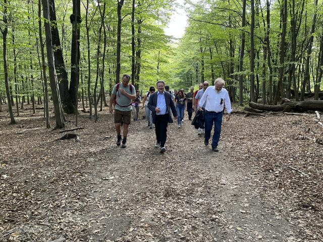 Michael Ludwig (M.) führte die Wandergruppe gemeinsam mit Gerhard Schmid (r.) und Andreas Januskovecz (l.) an. Die Dreiergruppe legte auch beim steilen Anstieg auf den Wienerblick ein flottes Tempo vor. | Foto: Kautzky