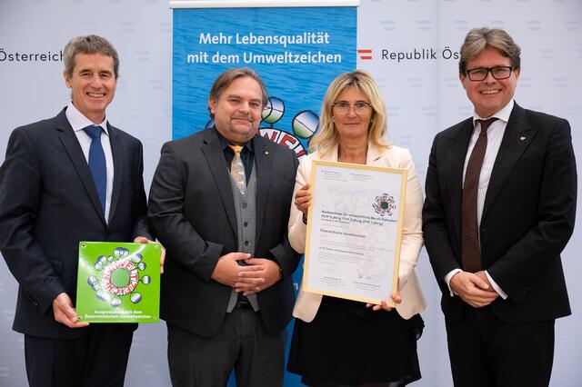 Christian Holzer (v.l), Sektionschef für Umwelt und Kreislaufwirtschaft, Friedrich Spies und Elke Novak von den Bundesschulen Fohnsdorf und Bildungsminister Martin Polaschek bei der Verleihung des Österreichischen Umweltzeichens. | Foto: BMK/Viktoria Miess