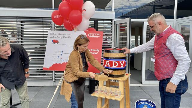 Auch wenn das Bier nicht sofort fließen wollte, der Bieranstich erfolgte von "Wirtshaustochter" Susanne Kraus-Winkler äußerst professionell.  | Foto: B. Gady